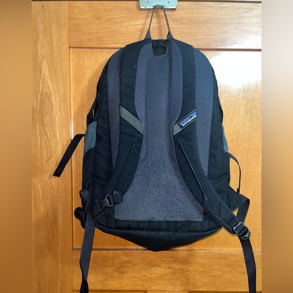 Patagonia Refugio 28L Backpack Black Hiking Daypack Laptop - Picture 6 of 9